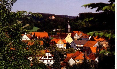 Blick auf Nentershausen mit Kirche und Burg Tannenberg